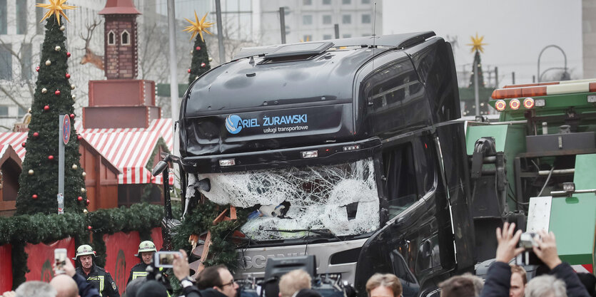 lkw mit zerbrochener frontscheibe zwischen menschen auf dem berliner breitscheidplatz nach dem terroranschlag