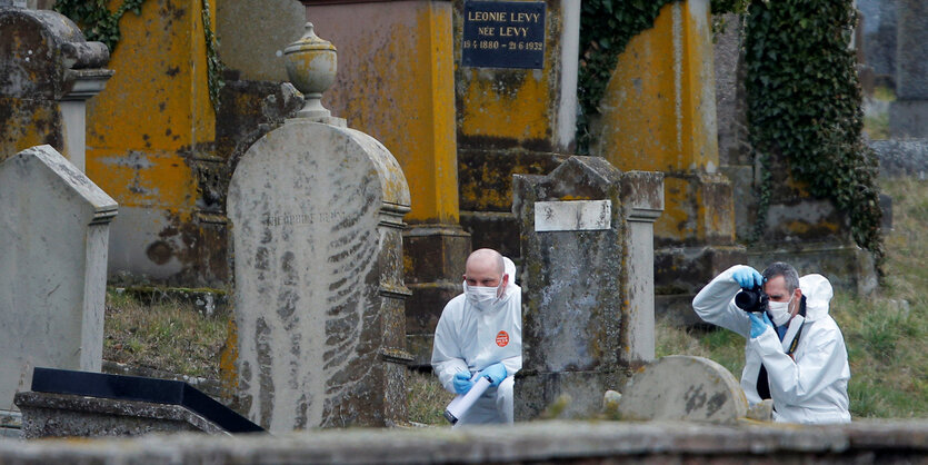 Tatortuntersuchung auf einem Friedhof