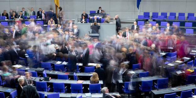 Bundestagsabgeordnete geben ihre Stimmkarte bei der namentlichen Abstimmung über die Reform des Paragrafen 219a.