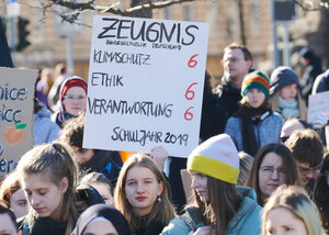 Mehrere Schülerinnen stehen gemeinsam unter einem Plakat Mehrere Schülerinnen stehen gemeinsam unter einem Plakat
