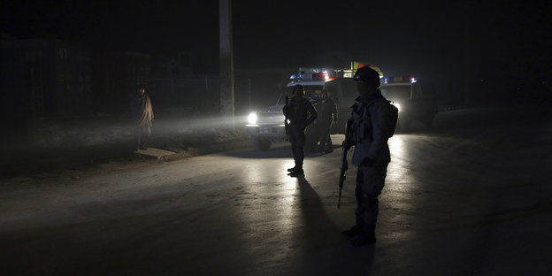 Polizisten sperren die Straße in der Nähe eines Autobomben-Anschlags in Kabul