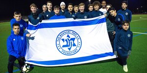 Mannschaftsbild der B1-Fussballjugend des juedischen Sportklubs Makkabi in Frankfurt am Main