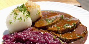 Braten mit brauner Soße, Klößen und Rotkohl