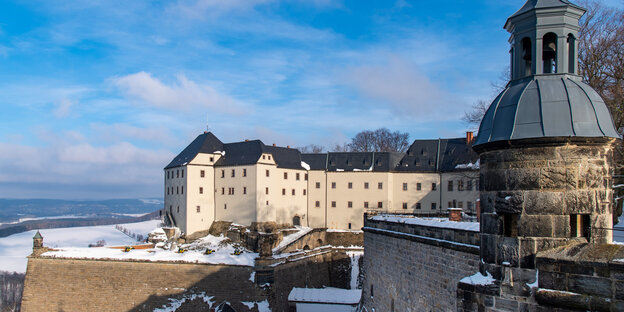 Die Mauern der Festung Königstein mit der Georgenburg sind mit Schnee bedeckt