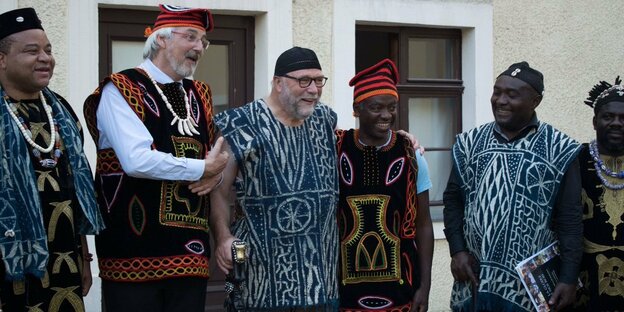Der Afrikabeauftragte der Bundesregierung Günter Nooke steht neben Freunden in Kamerun
