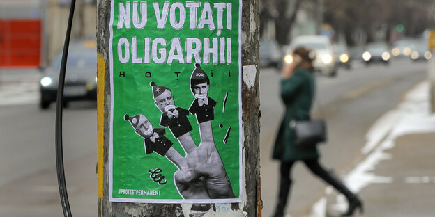 Ein grünes Plakat zur Wahl hängt an einem Pfahl in Chisinau, Moldau