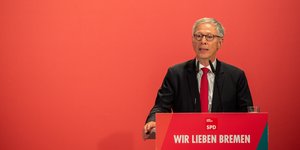 Bremens Bürgermeister Carsten Sieling spricht bei einem Landesparteitag der SPD.