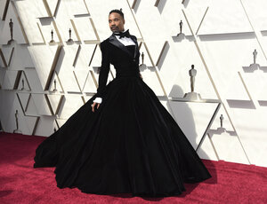 Billy Porter trägt ein schwarzes Kleid