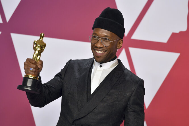 Mahershala Ali hält einen Oscar in der Hand