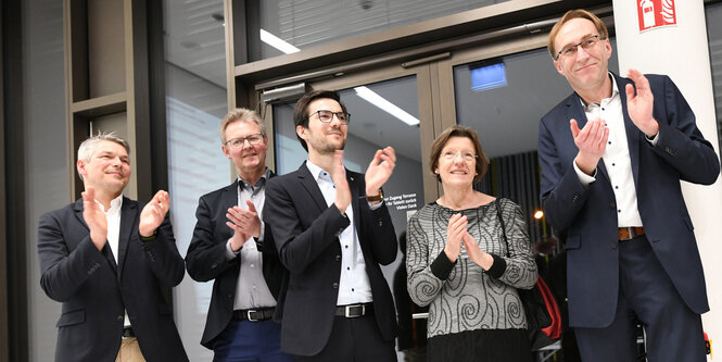 Finanzbürgermeister Stefan Breiter, Sozialbürgermeister Ulrich von Kirchbach, Oberbürgermeister Martin Horn, Umweltbürgermeisterin Gerda Stuchlik und Baubürgermeister Martin Haag applaudieren nach der Entscheidung im Bürgerentscheid zum neuem Freiburger S