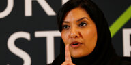 Rima Bint Bandar bin Sultan bin Abdulasis spricht mit erhobenem Zeigefinger