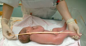 Ein Neugeborenes wird vermessen