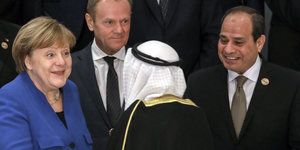 Angela Merkel begrüßt einen Prinz aus Kuwait und EU-Politiker Tusk sowie der ägyptische Präsident al-Sisi sehen zu