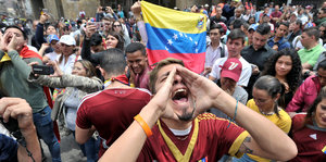 Demonstranten auf der Straße in Bogota