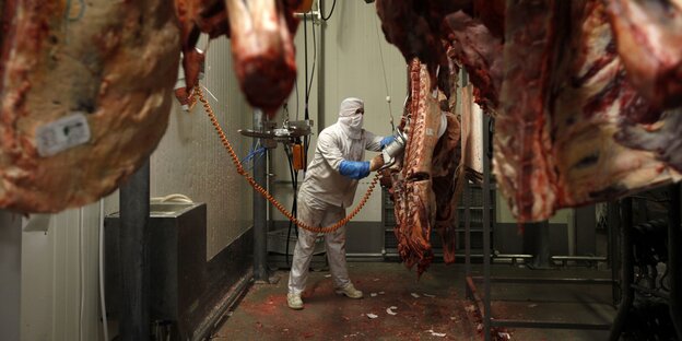 ein Schlachter in einem Halal-Fleischbetrieb