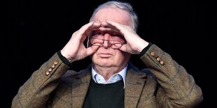 AfD-Chef Alexander Gauland formt seine Hände zu einem Fernglas