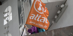 Attac-Flagge in der Paulskirche