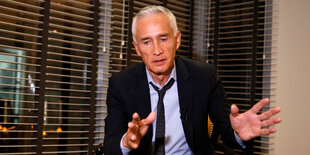 Der Journalist Jorge Ramos trägt einen Anzug und gestikuliert