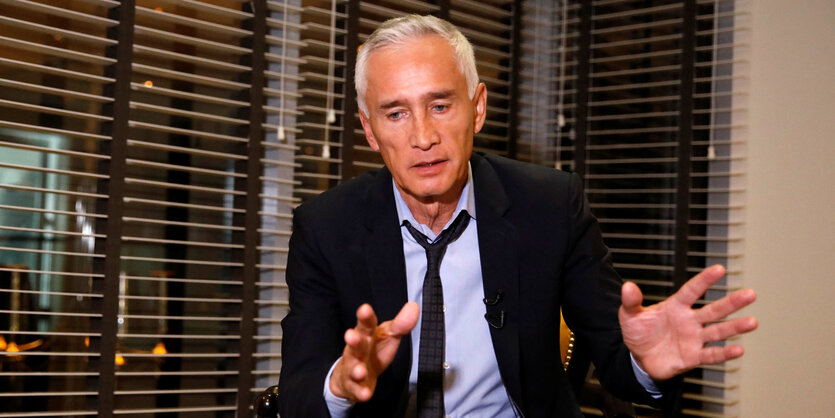 Der Journalist Jorge Ramos trägt einen Anzug und gestikuliert