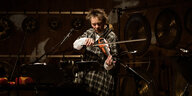 Laurie Anderson mit E-Geige