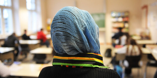 Eine Schülerin mit Kopftuch