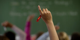 Schüler melden sich in einer Klasse