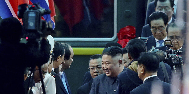 Nordkoreas Machthaber Kim Jong Un vor seinem Privatzug Hände schüttelnd, kurz vor dem Gipfel mit Trump
