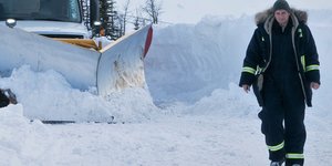 Liam Nesson läuft vor einem Schneepflug durch den Schnee