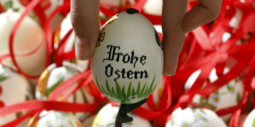 Osterei mit der Aufschrift: Frohe Ostern