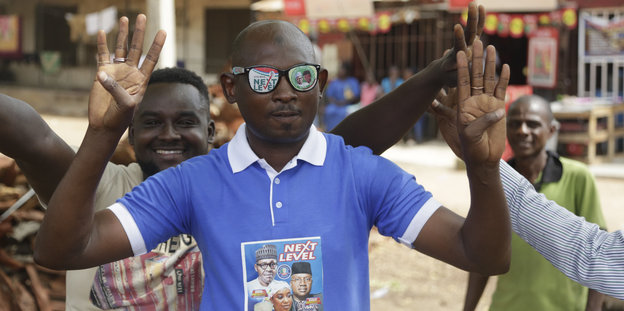 Ein junger Buhari-Anhänger bejubelt seine Wiederwahl