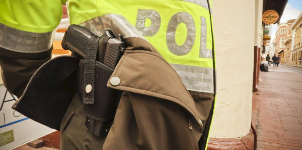 Ein Polizist trägt eine Sig-Sauer-Pistole