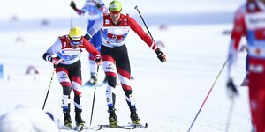Drei Langläufer auf Skiern im Schnee