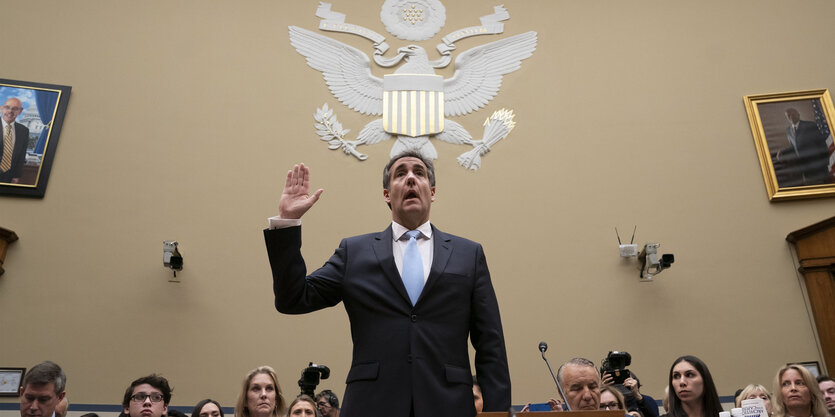 Trumps Ex-Anwalt Michael Cohen wird eingeschworen und hebt dabei die Hand