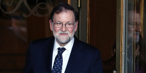 Mariano Rajoy geht durch eine Tür
