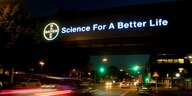 Eine Bayer-Werbung an einer Straßenüberführung