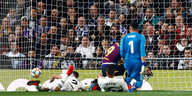 Spieler von Real Madrid liegen auf dem Rasen