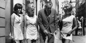 Drei Frauen und ein Mann auf einem Schwarz-Weiß-Foto