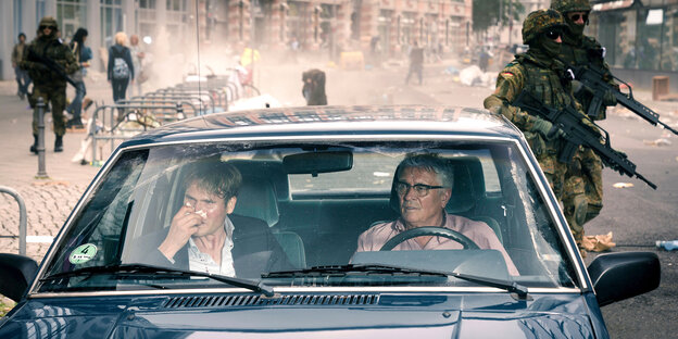Zwei Männer sitzen in einem Auto