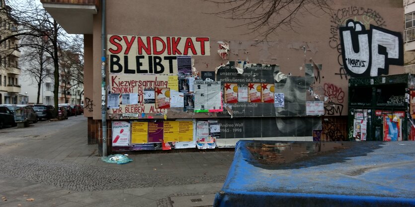 Eine Hauswand in Neukölln. Auf sie ist in großen Lettern Syndikat bleibt plakatiert