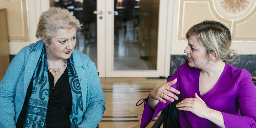 Petra Guttenberger und Katharina Schulze diskutieren miteinander