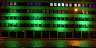 Das ehemalige Rechenzentrum in der Innenstadt in Potsdam (Brandenburg) wird am 23.01.2016 in der Abenddämmerung beleuchtet. Die Installation "Unterwegs im Licht" in Potsdams historischer Mitte ist Teil des kulturellen Programmes zum Jahresauftakt in der S