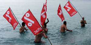 Attac-Aktivisten bei einer Aktion an der Riviera.