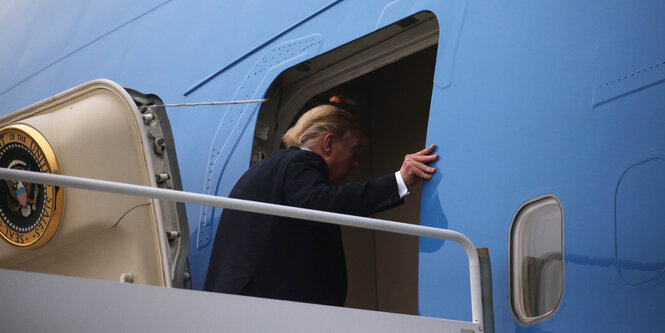 Trump steigt in seine Präsidentenmaschine