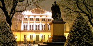 Das beleuchtete Aulagebäude der Uni Göttingen