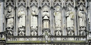Steinreliefs an einer Kirchenfassade