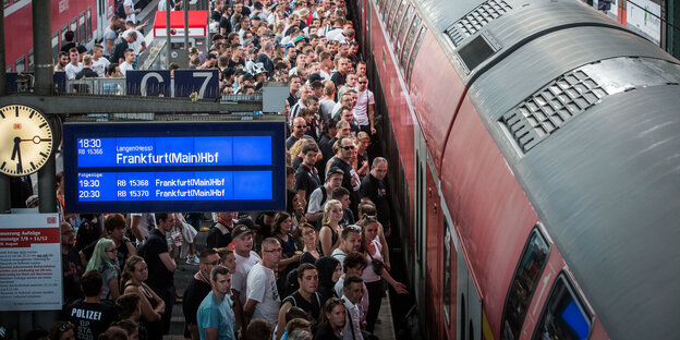 Hunderte Fans von Eintracht Frankfurt steigen im Hauptbahnhof ein