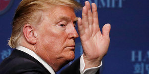Trump hält die Hand zur Kamera