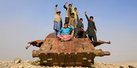 Kinder auf einem Panzerwrack