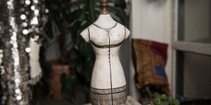 Eine Schneiderpuppe, die mit einem Kleid bemalt wurde Eine Schneiderpuppe, die mit einem Kleid bemalt wurde