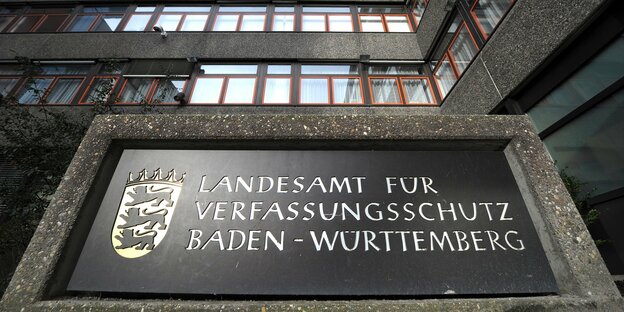 Ein Schild mit dem Namen der Behörde vor dem Landesamt für Verfassungschutz Baden-Württemberg